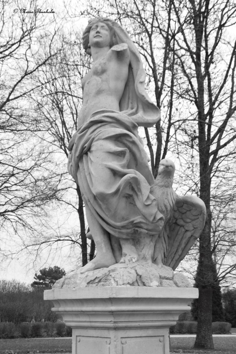 Statue, femme et aigle, château de Buc, Île de France, France. Mercredi 9 janvier 2013