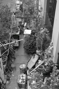Un lieu intéressant, plein d'objets, la rue Cyrano de Bergerac, 18e arrondissement de Paris, France.
